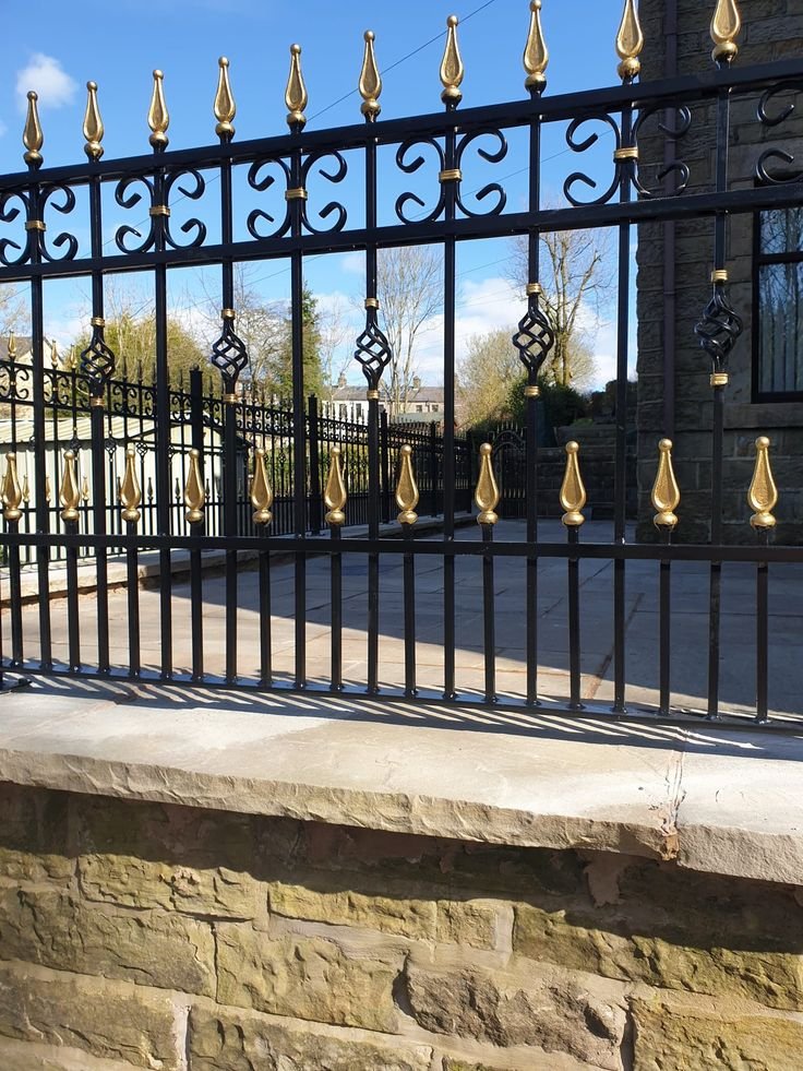 أسوار حديد "فورجيه" بتصاميم كلاسيكية فاخرة.